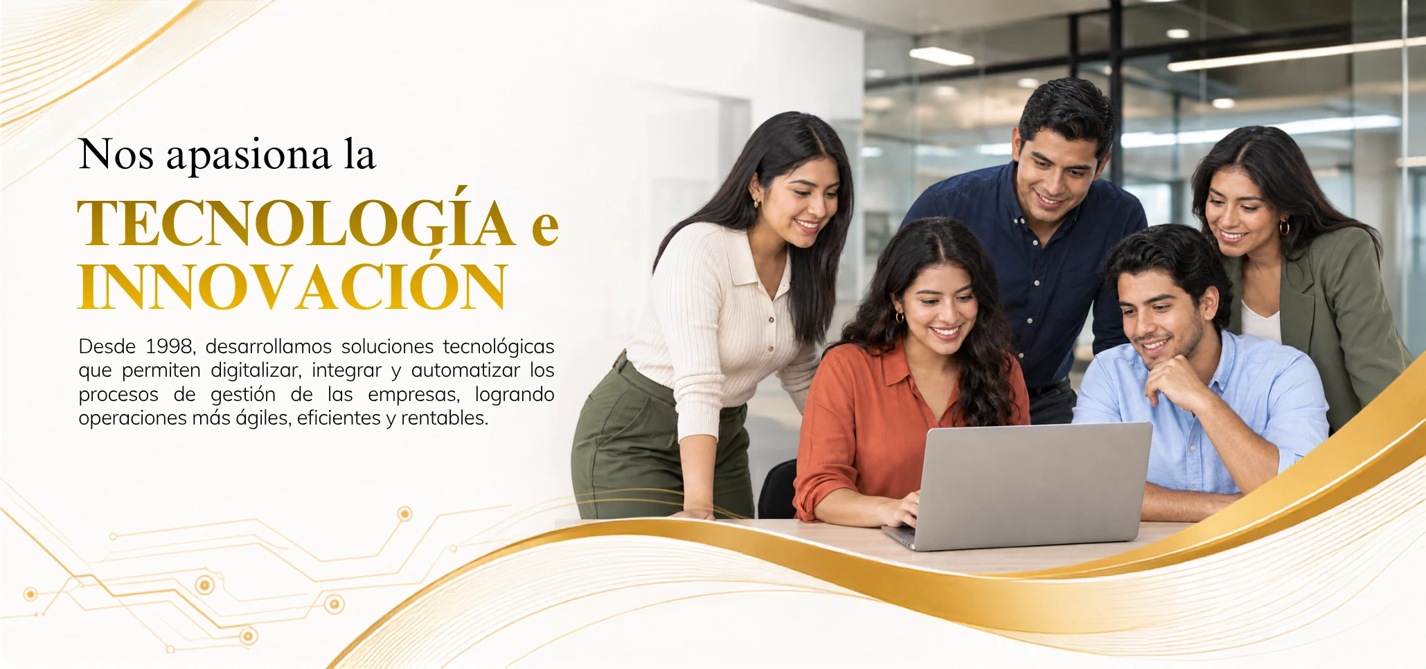 Nos apasiona la tecnología y la innovación. Desde 1998, brindamos soluciones innovadoras para facilitar, agilizar y rentabilizar las operaciones de las empresas. Equipo de STARSOFT colaborando alrededor de una laptop.